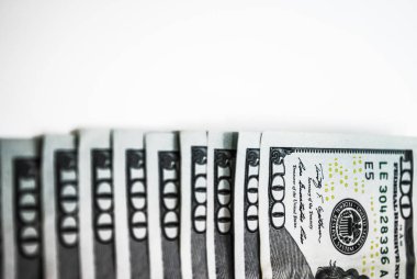 Beyaz bir arka plan üzerinde birkaç yüz dolarlık banknotlar. Hazır izolasyonlu madde için senin iş.