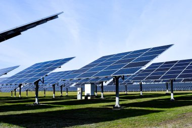 Büyük bir istasyonu güneş panelleri açık bir günde. Parlak yeni güneş panelleri