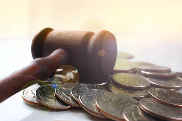 Hâkim bir yığın dolor sikkeler, yasal bir hakkı üzerinde çekiç