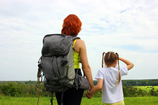 backpacking hiking, çocuk, seyahat yaşam tarzı başarı kavramı macera açık rekreasyon açık tırmanma spor günbatımı manzara ile kız