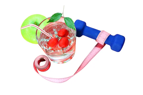 Bir yeşil elma ile bir ölçüm bandı, halter, beyaz bir arka planda, lezzetli ev yapımı içki bir bardak taze çilek ile izole. Sağlıklı Kahvaltı, sağlıklı bir kavramı diyet ve beslenme