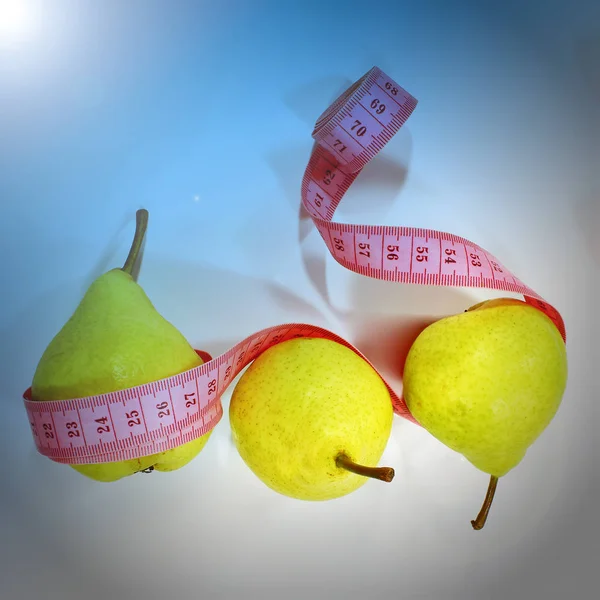 Tres Peras Verdes Frescas Grupo Jugosas Frutas Maduras Cinta Métrica —  Fotos de Stock