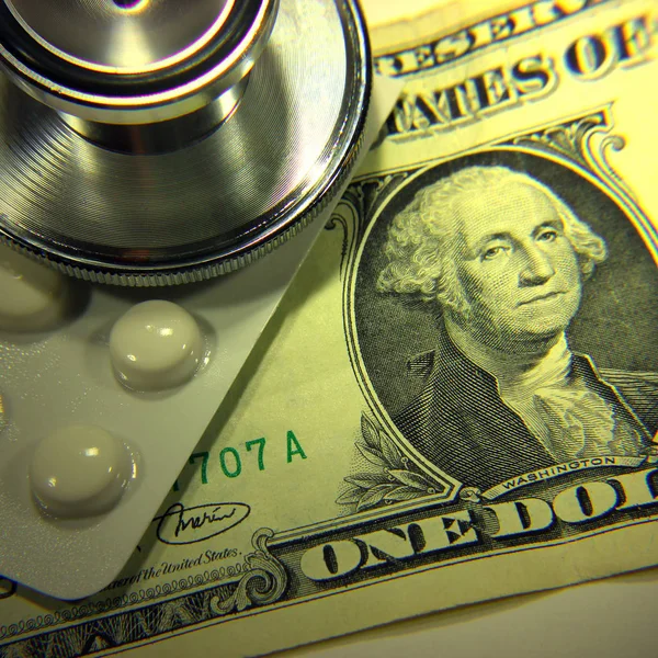 Steteskop doları, sağlık ve mali yardım harcamaları, pahalı ilaç konseptinin yüksek maliyeti. Dünya piyasasındaki dolar oranının ekonomik tahmini