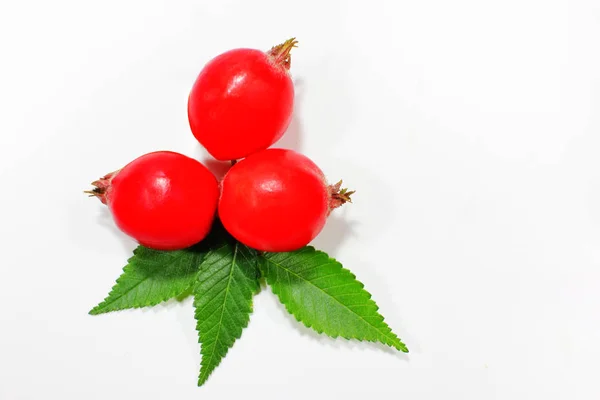 Świeże Czerwone Jagody Tle Zielonych Liści Zbliżenie Biały Stół Rustykalny — Zdjęcie stockowe