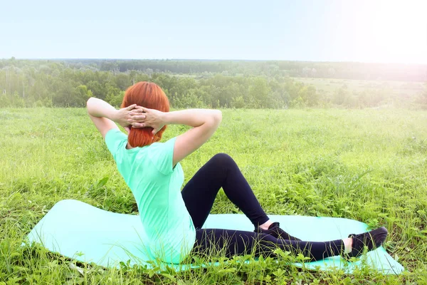 运动锻炼做女人在户外 在草地上 健康生活方式的概念 — 图库照片
