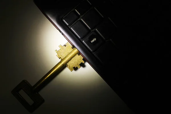 コンピューターのセキュリティとハッキング お金のため暗号化されたデータのロックを解除するためのキーの概念 — ストック写真