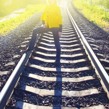 Tren ile yürüyüş tarzı kadın. Seyahat ve adım kavramı. Tonda