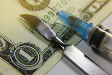 stetoskop dolar, sağlık veya mali yardım harcama, pahalı ilaç kavramı yüksek maliyetli. Dünya pazarında dolar oranının ekonomik tahmini, tonda