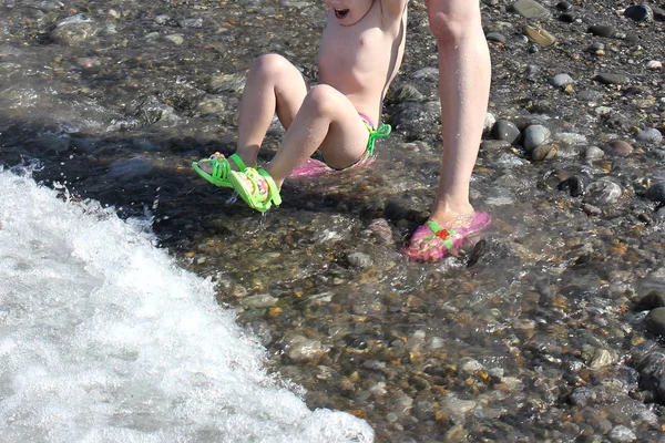 Piedi Madre Bambino Riva Mare Estate Spiaggia Concetto Famiglia Mamma — Foto Stock