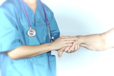 İki kişi bir doktor ile el tutarak, destek ve empati, sahne için hasta tutan