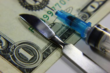 stetoskop dolar, sağlık veya mali yardım harcama, pahalı ilaç kavramı yüksek maliyetli. Dünya pazarında dolar oranının ekonomik tahmini, tonda