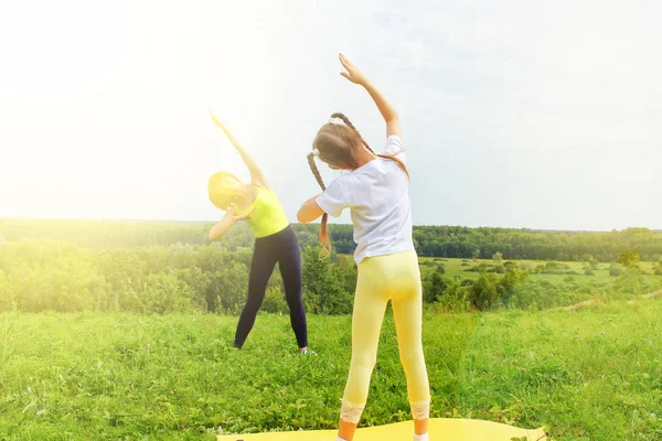 运动做孩子在户外 在草地上运动 健康的生活方式的概念 — 图库照片