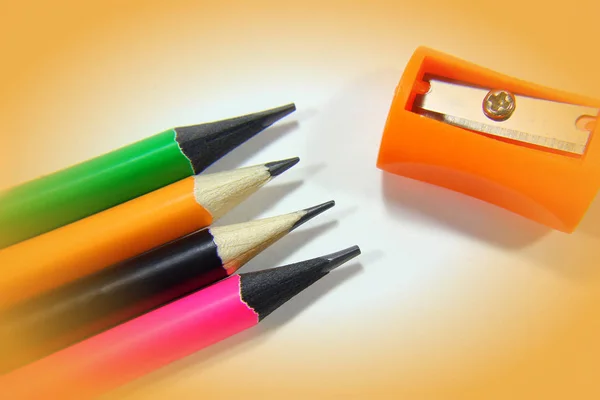 铅笔磨刀和彩色铅笔在一堆 概念艺术 — 图库照片