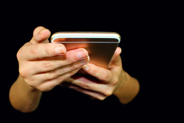 Ручное Предложение Телефон Изолирован Темном Фоне Ладонь Даркфон Текста — стоковое фото