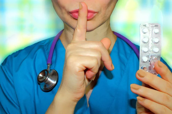 Médico de la mujer, dedo índice cerca de los labios, por favor no —  Fotos de Stock