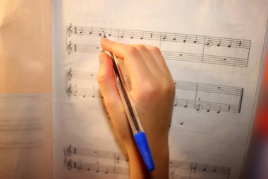 Kadınların elleri harika kitaplardır, müzik yazar ve okurlar.