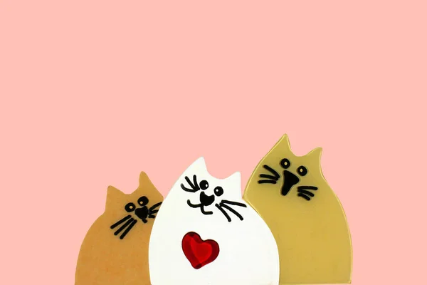 Три Любящие Игрушечные Кошки Изолированные Розовом Фоне — стоковое фото