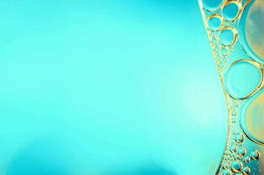 Bulanık arkaplan üzerindeki cam üst görünüm üzerindeki damlaların soyutlanması