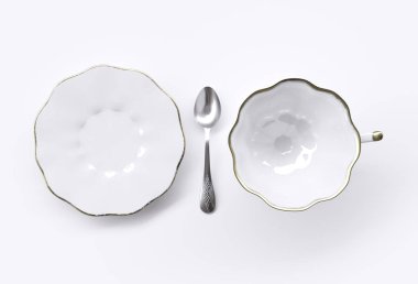 Boş bardak, fincan tabağı ve çay kaşığı, beyaz arka plan üzerinde izole. Üstten görünüm. 3D görüntü