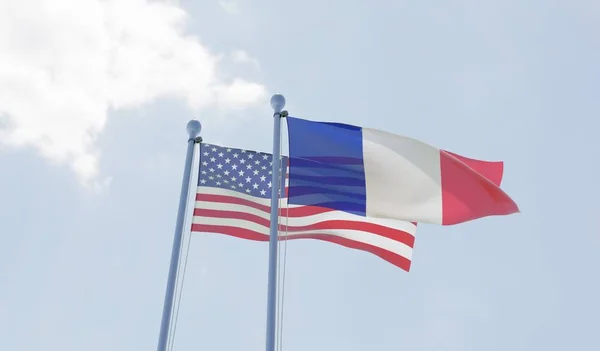 Ηπα Και Γαλλίας Δύο Σημαίες Ανεμίζουν Κατά Της Μπλε Του — Φωτογραφία Αρχείου