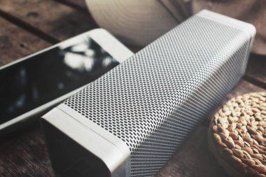 Bluetooth hoparlör akıllı telefon ve sandal plaj yaz konsepti