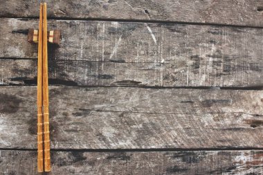 Ahşap arka plan üzerinde çubuk