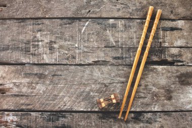 Ahşap arka plan üzerinde çubuk