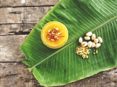 Hint içecek Mango lassi üzerinde muz yaprakları