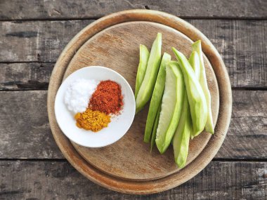 Tuz biber ve zerdeçal Hint meyve ile tropikal mango