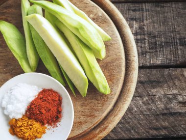 Tuz biber ve zerdeçal Hint meyve ile tropikal mango