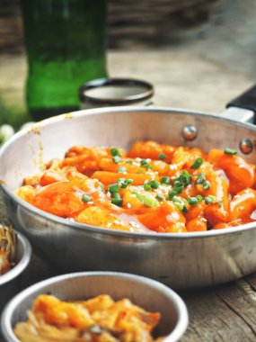 Pirinç keki ve soju Kore yemeği