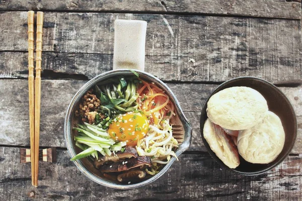 Ahşap Arka Plan Üzerinde Bibimbap Kore Yemeği — Stok fotoğraf