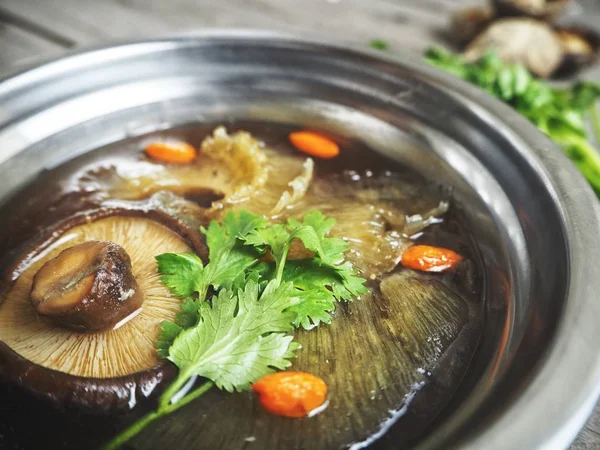 Köpekbalığı yüzgeci ahşap arka plan üzerinde ile geleneksel Çince çorba 