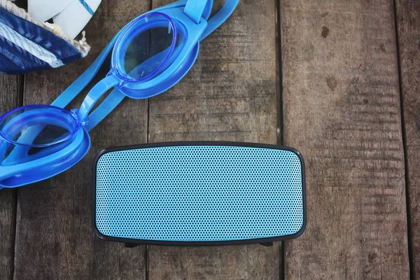 Bluetooth hoparlör ve dalış gözlüğü gemi seyahat kavramı