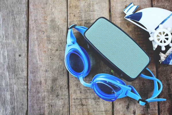 Bluetooth hoparlör ve dalış gözlüğü gemi seyahat kavramı
