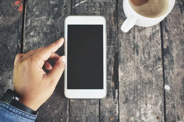 Beyaz smartphone tutan kadın görünümü Kapat