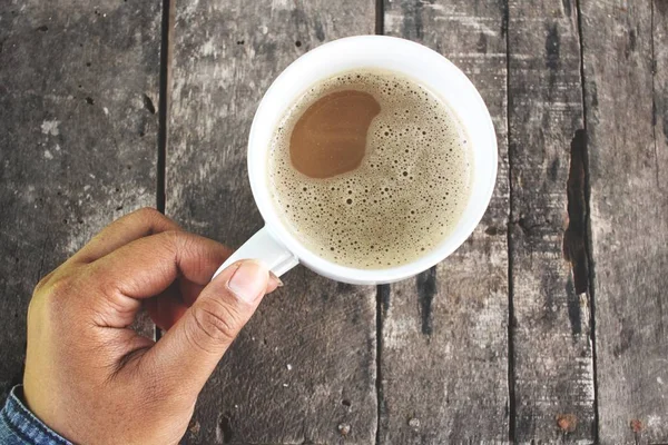 Mujer Bebiendo Taza Café Sobre Fondo Madera — Foto de Stock