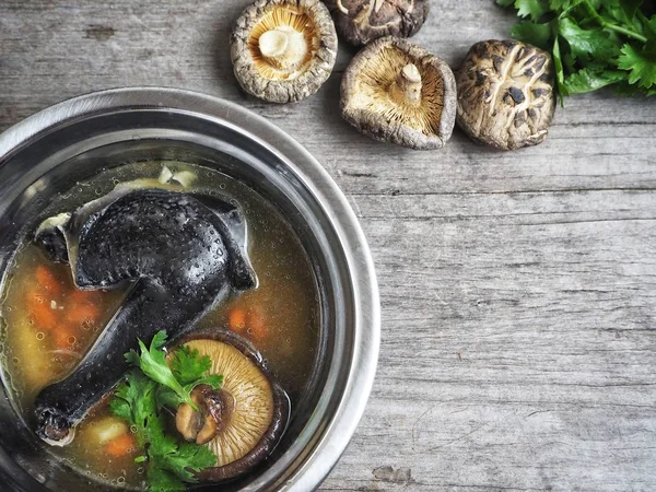 Siyah tavuk çorbası Çin yemeği