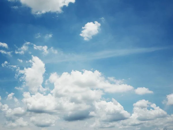 Nuages Blancs Duveteux Sur Ciel Bleu — Photo