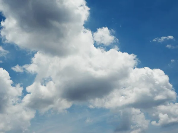 蓬松白云在蔚蓝的天空 — 图库照片