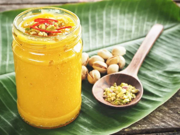 Hint içecek Mango lassi üzerinde muz yaprakları