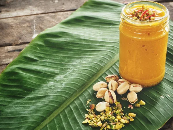 Hint içecek Mango lassi üzerinde muz yaprakları