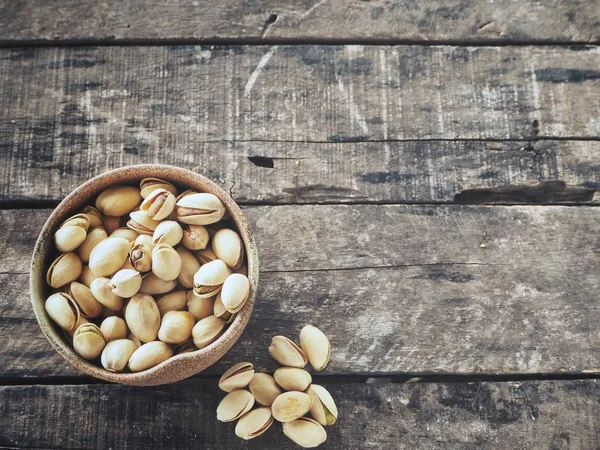 Kahverengi ahşap zemin üzerine Antep fıstığı
