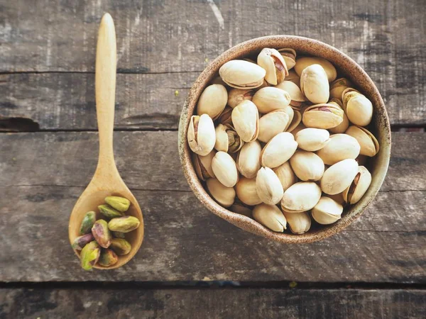 Kahverengi ahşap zemin üzerine Antep fıstığı