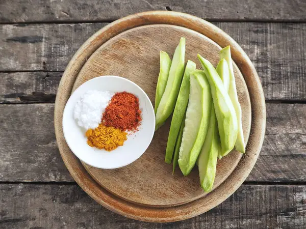 Tuz biber ve zerdeçal Hint meyve ile tropikal mango