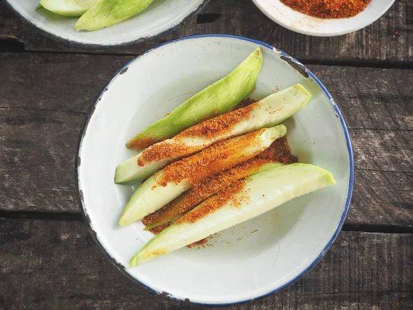 Tuz biber ve zerdeçal Hint meyve ile tropikal mango