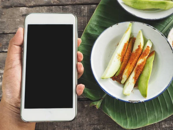 El ve tropikal mango akıllı telefon