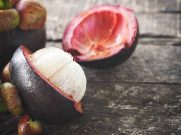 Mangosteen kahverengi ahşap zemin üzerinde