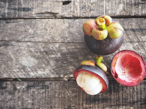 Mangosteen kahverengi ahşap zemin üzerinde