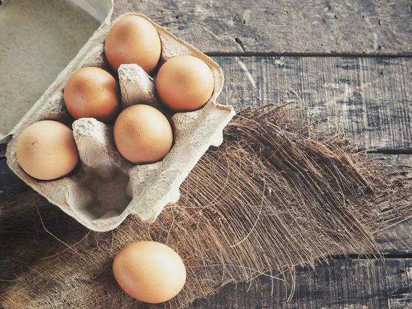 Huevos Caja Sobre Fondo Madera — Foto de Stock